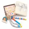 Einschulungs-Anhänger für mit Geschenkbox – Schulkind Schlüsselanhänger mit Holzherz, Regenbogen, ABC-Perlen und SCHULKIND Schriftzug
