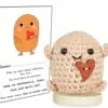 3273eec9ec8098c66b29956400eaf963.jpg Positive Kartoffel mit Herz – süßes Mini-Geschenk ca. 7,5 cm | Häkel-Figur mit Holzsockel | Mutmacher Geschenk für Kinder, Freunde, Familie