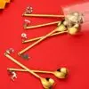 6-teiliges goldenes Weihnachtslöffel-Set – Kaffeelöffel mit Weihnachtsanhängern aus Edelstahl (13,5 cm)