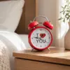 Roter Retro-Wecker „I Love You“ – analoger Doppelglocken-Wecker, Geschenkidee, Deko-Wecker, 16 cm