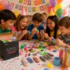 ChatGPT Image 14. Juli 2026, 10_58_59 (3) Kindergeburtstag Mitgebsel Set – bunte Party Favors Box mit Spielzeug, Armbändern, Mini-Figuren & kleinen Überraschungen für Kinder 57 Stück