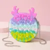Pop-it Kindertasche im Rentier-Design – bunte Kinder-Umhängetasche mit Fidget-Blasen, Reißverschluss und silberfarbener Kette