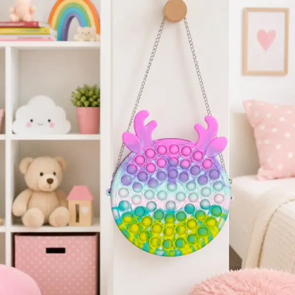Pop-it Kindertasche im Rentier-Design – bunte Kinder-Umhängetasche mit Fidget-Blasen, Reißverschluss und silberfarbener Kette