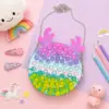 Pop-it Kindertasche im Rentier-Design – bunte Kinder-Umhängetasche mit Fidget-Blasen, Reißverschluss und silberfarbener Kette