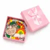 Einschulungsanhänger rosa Einschulungs-Anhänger mit Geschenkbox – bunter Schulkind Schlüsselanhänger mit ABC-Perlen, Herz-Anhänger & Regenbogen – Geschenk zur Einschulung