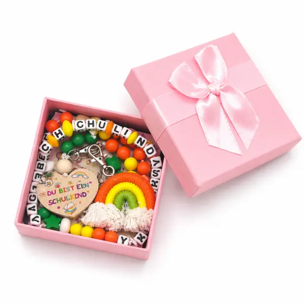 Einschulungsanhänger rosa Einschulungs-Anhänger mit Geschenkbox – bunter Schulkind Schlüsselanhänger mit ABC-Perlen, Herz-Anhänger & Regenbogen – Geschenk zur Einschulung