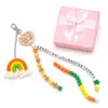 Einschulungsanhänger rosa. Mädchen Einschulungs-Anhänger mit Geschenkbox – bunter Schulkind Schlüsselanhänger mit ABC-Perlen, Herz-Anhänger & Regenbogen – Geschenk zur Einschulung