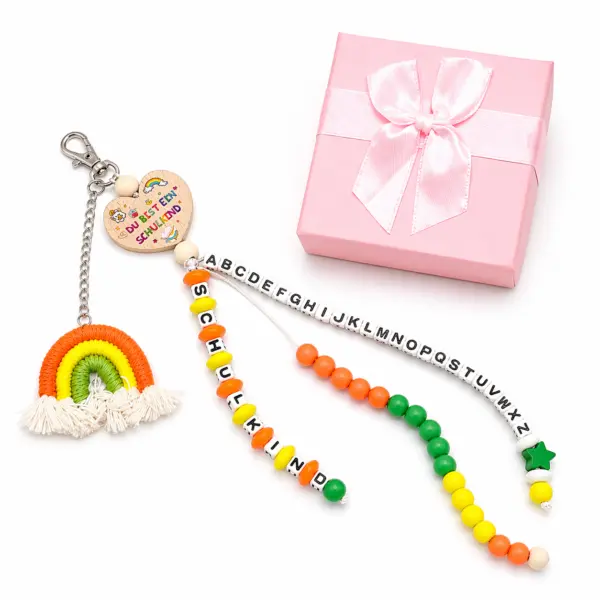 Einschulungsanhänger rosa. Mädchen Einschulungs-Anhänger mit Geschenkbox – bunter Schulkind Schlüsselanhänger mit ABC-Perlen, Herz-Anhänger & Regenbogen – Geschenk zur Einschulung