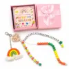 Einschulungsgeschenk Einschulungs-Anhänger mit Geschenkbox – bunter Schulkind Schlüsselanhänger mit ABC-Perlen, Herz-Anhänger & Regenbogen – Geschenk zur Einschulung
