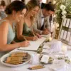 Elegantes Gastgeschenk-Set zur Hochzeit und anderen Fersten– „Schön, dass du da bist“ mit Bambus-Stift, Trockenblumen & Organzabeutel