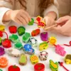 42-teiliges Fädelspiel aus Holz für Kinder – buntes Motorikspiel mit Tieren, Obst & Gemüse, Lernspielzeug mit Schnüren, Stäben & Aufbewahrungsbeutel