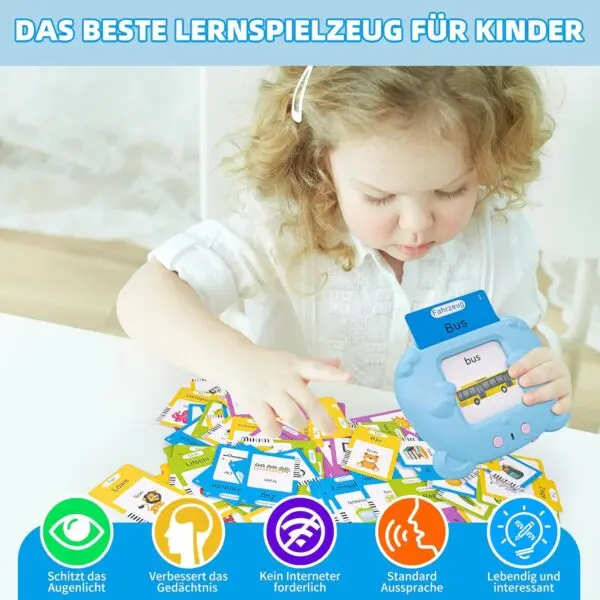 Spielerisch Deutsch & Englisch lernen – mit 510 Wörtern und 255 Lernkarten Mit den interaktiven Lernkarten Deutsch Englisch für Kinder wird das Erlernen neuer Wörter zu einem abwechslungsreichen Spielerlebnis. Das kompakte Kartenlesegerät erkennt die eingelegte Lernkarte und spricht das passende Wort hörbar aus. So können Kinder Bilder, Begriffe und Aussprache miteinander verbinden und ganz nebenbei ihren Wortschatz erweitern. Das Set enthält 255 doppelseitige Lernkarten mit insgesamt 510 Wörtern aus zahlreichen Bereichen des täglichen Lebens. Die farbenfrohen Illustrationen machen das Lernen anschaulich und helfen Kindern dabei, neue Begriffe leichter zuzuordnen. Deutsch, Englisch oder zweisprachig lernen Besonders praktisch ist die Auswahl verschiedener Sprachmodi. Je nach Einstellung können die Begriffe auf Deutsch, auf Englisch oder zweisprachig wiedergegeben werden. Dadurch eignet sich das Lernspielzeug sowohl zum Aufbau des deutschen Wortschatzes als auch für den spielerischen Einstieg in die englische Sprache. Kinder können beispielsweise Wörter aus Bereichen wie Tiere, Fahrzeuge, Lebensmittel, Familie, Zahlen, Farben, Formen, Berufe, Natur, Jahreszeiten, Orte und viele weitere Themen entdecken. Einfach Karte einstecken und zuhören Die Bedienung ist bewusst einfach gehalten: Eine Lernkarte wird oben in das Gerät gesteckt und das Kartenlesegerät gibt den dazugehörigen Begriff wieder. Über die integrierten Bedienelemente können Wörter erneut abgespielt und die Lautstärke in mehreren Stufen angepasst werden. Dadurch können Kinder selbstständig mit den Karten arbeiten und bestimmte Begriffe beliebig oft wiederholen. Bei ausgewählten Motiven können zusätzlich passende Geräusche, beispielsweise von Tieren oder Fahrzeugen, das Lernen noch lebendiger machen. Lernen mit Hören, Sehen und Wiederholen Die Verbindung aus Bild, geschriebenem Wort und gesprochener Aussprache spricht mehrere Sinne gleichzeitig an. Das kann Kinder dabei unterstützen, neue Begriffe spielerisch kennenzulernen und wiederzuerkennen. Das Lernkartenset eignet sich hervorragend für: spielerisches Deutsch- und Englischlernen Erweiterung des Wortschatzes Kennenlernen der englischen Aussprache Zuordnung von Bildern und Begriffen selbstständiges Lernen und Wiederholen gemeinsames Lernen mit Eltern oder Geschwistern Beschäftigung zu Hause und unterwegs 255 Karten – 510 verschiedene Wörter Durch die große Auswahl an Lernkarten bleibt das Spiel lange abwechslungsreich. Die unterschiedlichen Themen ermöglichen es, immer wieder neue Wörter zu entdecken. Statt nur einzelne Buchstaben oder wenige Begriffe zu lernen, bietet das Set einen umfangreichen Wortschatz für zahlreiche Alltagssituationen. Kompakt & ideal für unterwegs Das Kartenlesegerät ist mit ca. 11,5 × 9,5 cm angenehm kompakt. Die einzelnen Lernkarten messen etwa 9 × 6 cm und können einfach sortiert und transportiert werden. Damit eignet sich das Lernspielzeug nicht nur für zu Hause, sondern beispielsweise auch für Reisen, Besuche bei den Großeltern oder längere Fahrten. Wiederaufladbar per USB Das Gerät wird über ein USB-Kabel wiederaufgeladen. Ein häufiger Batteriewechsel ist dadurch nicht notwendig. Für die Verwendung der Lernkarten wird außerdem keine Internetverbindung benötigt. Produktdetails auf einen Blick Produktart: Interaktives Lernkarten-Set / Flashcards Sprachen: Deutsch & Englisch Anzahl Lernkarten: 255 Stück Wortschatz: 510 Wörter Sprachwiedergabe: Deutsch, Englisch bzw. zweisprachiges Lernen Funktionen: Sprachausgabe, Wiederholungsfunktion, regulierbare Lautstärke Stromversorgung: wiederaufladbar über USB Internet erforderlich: Nein Größe Kartenlesegerät: ca. 11,5 × 9,5 cm Kartengröße: ca. 9 × 6 cm Lieferumfang 1 × interaktives Kartenlesegerät 255 × Lernkarten mit insgesamt 510 Wörtern 1 × USB-Ladekabel 1 × Anleitung Eine tolle Kombination aus Spiel und Lernen: Die interaktiven Lernkarten machen erste englische Wörter greifbar und bieten gleichzeitig jede Menge Abwechslung für neugierige Kinder.