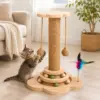 Kratzkatzenbaum mit Feder Interaktiver Katzenkratzbaum aus Holz, 44 cm – Kratzsäule mit Natur-Sisal, Kugelbahn, 6 Spielbällen, Hängespielzeug und Federwedel