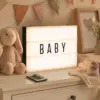 LED Lightbox A4 Leuchtbox mit Fernbedienung Baby LED Lightbox A4 Leuchtbox mit Fernbedienung – 16 Farben, USB & Batteriebetrieb, 294 Karten – Party Box für Geburtstag, Hochzeit & Deko