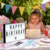 LED Lightbox A4 Leuchtbox mit Fernbedienung Happy Birthday LED Lightbox A4 Leuchtbox mit Fernbedienung – 16 Farben, USB & Batteriebetrieb, 294 Karten – Party Box für Geburtstag, Hochzeit & Deko