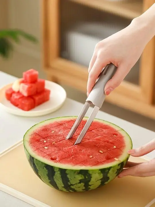 Melonenschneider, Wassermelonenschneider, Melonen Schneider, Wassermelone schneiden, Obstschneider, Melonenschneider 3 in 1, Küchenhelfer Sommer, Melonen Portionierer, Obst Servierzange, Melonenmesser, Wassermelonen Tool, Grillparty Zubehör, Picknick Zubehör, Sommer Küchenhelfer.