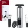 Wein öffnen, stilvoll einschenken und angebrochene Flaschen praktisch verschließen – mit nur einem Set. Dieses elegante 4-teilige Weinöffner Set vereint die wichtigsten Weinaccessoires in einem modernen Design aus Edelstahloptik und schwarzen Akzenten. Ideal für gemütliche Abende zu Hause, Dinner mit Freunden oder als geschmackvolle Geschenkidee für Weinliebhaber. Der stabile Selbstzieh-Korkenzieher ermöglicht ein komfortables Öffnen klassischer Weinflaschen. Durch den großen Griff lässt sich der Korken kontrolliert aus der Flasche ziehen, ohne umständliches Hantieren mit einem herkömmlichen Kellnermesser. Vor dem Öffnen lässt sich die Folie am Flaschenhals mit dem mitgelieferten Folienmesser sauber entfernen. Anschließend sorgt der Weinausgießer für ein kontrolliertes und elegantes Einschenken. Bleibt nach dem Genuss noch Wein übrig, kommt der Vakuumverschluss zum Einsatz. Er ermöglicht das Verschließen einer bereits geöffneten Weinflasche und kann dabei helfen, den Kontakt des Weins mit der Umgebungsluft zu reduzieren. Alles für den perfekten Weinmoment 4-teiliges Komplettset: Korkenzieher, Weinausgießer, Vakuumverschluss und Folienmesser – die wichtigsten Weinaccessoires praktisch in einem Set. Komfortabler Selbstzieh-Korkenzieher: Der große T-Griff bietet guten Halt und erleichtert das Herausziehen des Korkens. Sauberes Öffnen: Mit dem separaten Folienmesser lässt sich die Kapsel am Flaschenhals schnell und ordentlich entfernen. Kontrolliertes Einschenken: Der transparente Weinausgießer erleichtert ein gleichmäßiges Ausgießen und ergänzt das Set optisch perfekt. Praktischer Vakuumverschluss: Ideal für angebrochene Flaschen, wenn der Wein nicht vollständig an einem Abend getrunken wird. Elegante Edelstahloptik: Das moderne Silber-Schwarz-Design macht das Set auch auf dem gedeckten Tisch oder an der Hausbar zu einem stilvollen Accessoire. Schöne Geschenkidee: Perfekt als Geschenk zu Geburtstag, Weihnachten, Einzug, Hochzeit oder für Gastgeber und Weinfreunde. Lieferumfang 1 × Selbstzieh-Korkenzieher 1 × Weinausgießer 1 × Vakuumverschluss 1 × Folienmesser Farbe: Silber / Schwarz Design: modern und zeitlos Geeignet für: klassische Weinflaschen mit Natur- oder Kunststoffkorken Produktvorteile auf einen Blick ✔ 4 praktische Weinaccessoires in einem Set ✔ Korkenzieher mit komfortablem T-Griff ✔ Separates Folienmesser ✔ Weinausgießer für kontrolliertes Einschenken ✔ Vakuumverschluss für angebrochene Flaschen ✔ Elegante Edelstahloptik ✔ Ideal für Zuhause, Hausbar und Dinnerabende ✔ Attraktive Geschenkidee für Weinliebhaber