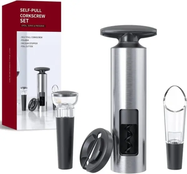 Vakuum Weinöffner Korkenzieher mit Pumpe, Ausgießer, Vakuumverschluss & Folienmesser Wein öffnen, stilvoll einschenken und angebrochene Flaschen praktisch verschließen – mit nur einem Set. Dieses elegante 4-teilige Weinöffner Set vereint die wichtigsten Weinaccessoires in einem modernen Design aus Edelstahloptik und schwarzen Akzenten. Ideal für gemütliche Abende zu Hause, Dinner mit Freunden oder als geschmackvolle Geschenkidee für Weinliebhaber. Der stabile Selbstzieh-Korkenzieher ermöglicht ein komfortables Öffnen klassischer Weinflaschen. Durch den großen Griff lässt sich der Korken kontrolliert aus der Flasche ziehen, ohne umständliches Hantieren mit einem herkömmlichen Kellnermesser. Vor dem Öffnen lässt sich die Folie am Flaschenhals mit dem mitgelieferten Folienmesser sauber entfernen. Anschließend sorgt der Weinausgießer für ein kontrolliertes und elegantes Einschenken. Bleibt nach dem Genuss noch Wein übrig, kommt der Vakuumverschluss zum Einsatz. Er ermöglicht das Verschließen einer bereits geöffneten Weinflasche und kann dabei helfen, den Kontakt des Weins mit der Umgebungsluft zu reduzieren. Alles für den perfekten Weinmoment 4-teiliges Komplettset: Korkenzieher, Weinausgießer, Vakuumverschluss und Folienmesser – die wichtigsten Weinaccessoires praktisch in einem Set. Komfortabler Selbstzieh-Korkenzieher: Der große T-Griff bietet guten Halt und erleichtert das Herausziehen des Korkens. Sauberes Öffnen: Mit dem separaten Folienmesser lässt sich die Kapsel am Flaschenhals schnell und ordentlich entfernen. Kontrolliertes Einschenken: Der transparente Weinausgießer erleichtert ein gleichmäßiges Ausgießen und ergänzt das Set optisch perfekt. Praktischer Vakuumverschluss: Ideal für angebrochene Flaschen, wenn der Wein nicht vollständig an einem Abend getrunken wird. Elegante Edelstahloptik: Das moderne Silber-Schwarz-Design macht das Set auch auf dem gedeckten Tisch oder an der Hausbar zu einem stilvollen Accessoire. Schöne Geschenkidee: Perfekt als Geschenk zu Geburtstag, Weihnachten, Einzug, Hochzeit oder für Gastgeber und Weinfreunde. Lieferumfang 1 × Selbstzieh-Korkenzieher 1 × Weinausgießer 1 × Vakuumverschluss 1 × Folienmesser Farbe: Silber / Schwarz Design: modern und zeitlos Geeignet für: klassische Weinflaschen mit Natur- oder Kunststoffkorken Produktvorteile auf einen Blick ✔ 4 praktische Weinaccessoires in einem Set ✔ Korkenzieher mit komfortablem T-Griff ✔ Separates Folienmesser ✔ Weinausgießer für kontrolliertes Einschenken ✔ Vakuumverschluss für angebrochene Flaschen ✔ Elegante Edelstahloptik ✔ Ideal für Zuhause, Hausbar und Dinnerabende ✔ Attraktive Geschenkidee für Weinliebhaber