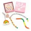 d915e8c7bb3b569e9be9e9b4481a1f34.jpg Einschulungs-Anhänger mit Geschenkbox – bunter Schulkind Schlüsselanhänger mit ABC-Perlen, Herz-Anhänger & Regenbogen – Geschenk zur Einschulung