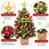 Mini Weihnachtsbaum Details Details kleiner künstlicher Weihnachtsbaum: goldener Stern, warmes LED-Licht, rote Kugeln, Jutesack
