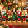 Weihnachts Holzfiguren 5er Set – festliche Nussknacker-Deko zum Aufstellen & Aufhängen