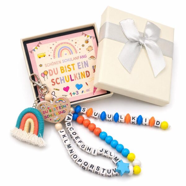 2e28061d70b062fce0b770eb460b2b78-1.jpg Einschulungs-Anhänger für Jungen mit Geschenkbox – Schulkind Schlüsselanhänger mit Holzherz, Regenbogen, ABC-Perlen und SCHULKIND Schriftzug