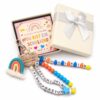 2e28061d70b062fce0b770eb460b2b78.jpg Einschulungs-Anhänger für Jungen mit Geschenkbox – Schulkind Schlüsselanhänger mit Holzherz, Regenbogen, ABC-Perlen und SCHULKIND Schriftzug