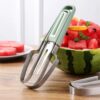 47907951f83a9abc97744b9551a1478a.jpg Melonenschneider 3-in-1 – Wassermelonen Schneider & Servierzange für Sommer, Obstsalat, BBQ, Picknick