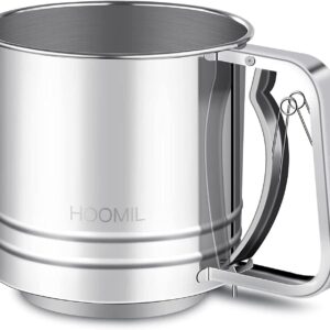 4d9217d90d136166355e58da0f3a516d.jpg Edelstahl Mehlsieb 1 Liter mit Handkurbelgriff – 3-lagiges Feinsieb aus 304 Edelstahl – Backsieb für Mehl, Puderzucker, Kakao & Matcha