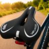 5f04432f4a7de831d1f5064650a5b819.jpg Komfort Fahrradsattel Gel mit Aussparung – ergonomischer Fahrradsitz inkl. Regenschutz, Werkzeug & Anleitung