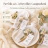 9723ab53f66268951885922a1f5c3e97.jpg Elegantes Gastgeschenk-Set zur Hochzeit und anderen Fersten– „Schön, dass du da bist“ mit Bambus-Stift, Trockenblumen & Organzabeutel
