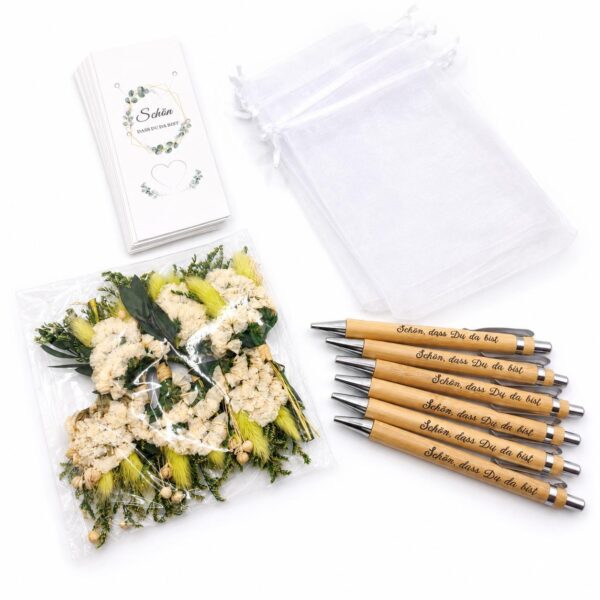 c8d85b826ce4b8a04f1b3b6a2c5f47be-1.jpg Elegantes Gastgeschenk-Set zur Hochzeit und anderen Fersten– „Schön, dass du da bist“ mit Bambus-Stift, Trockenblumen & Organzabeutel
