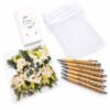 c8d85b826ce4b8a04f1b3b6a2c5f47be.jpg Elegantes Gastgeschenk-Set zur Hochzeit und anderen Fersten– „Schön, dass du da bist“ mit Bambus-Stift, Trockenblumen & Organzabeutel